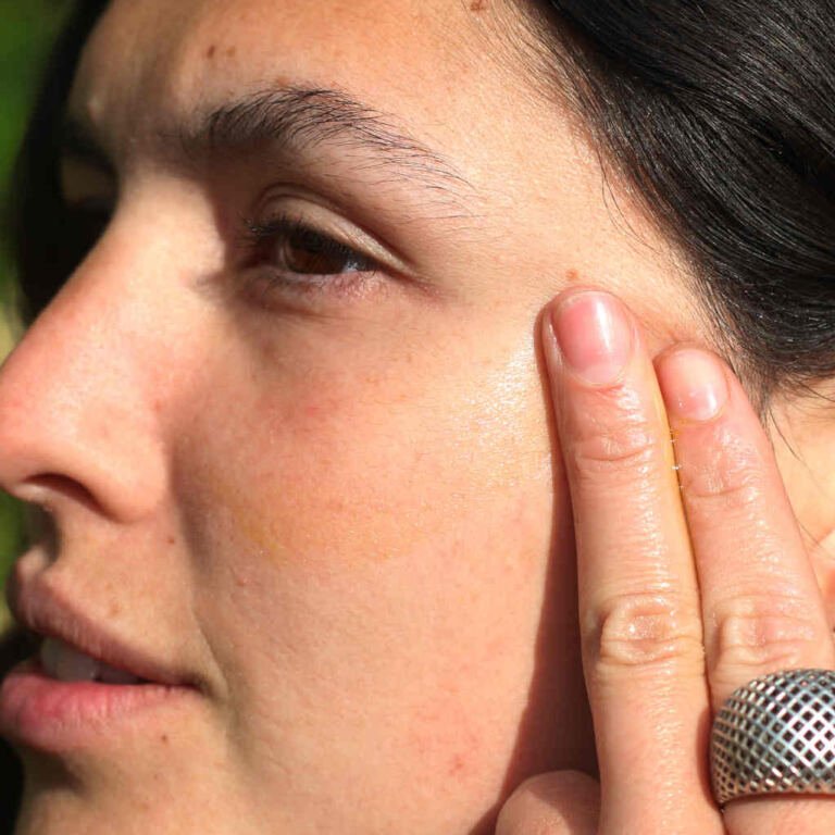 CBD Serum rub into temple - no product in shot